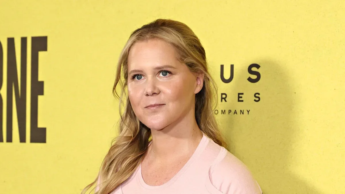 Amy Schumer Resalta Cicatriz de Cesárea Tras Pérdida de Peso: 'Soy una Guerrera'
